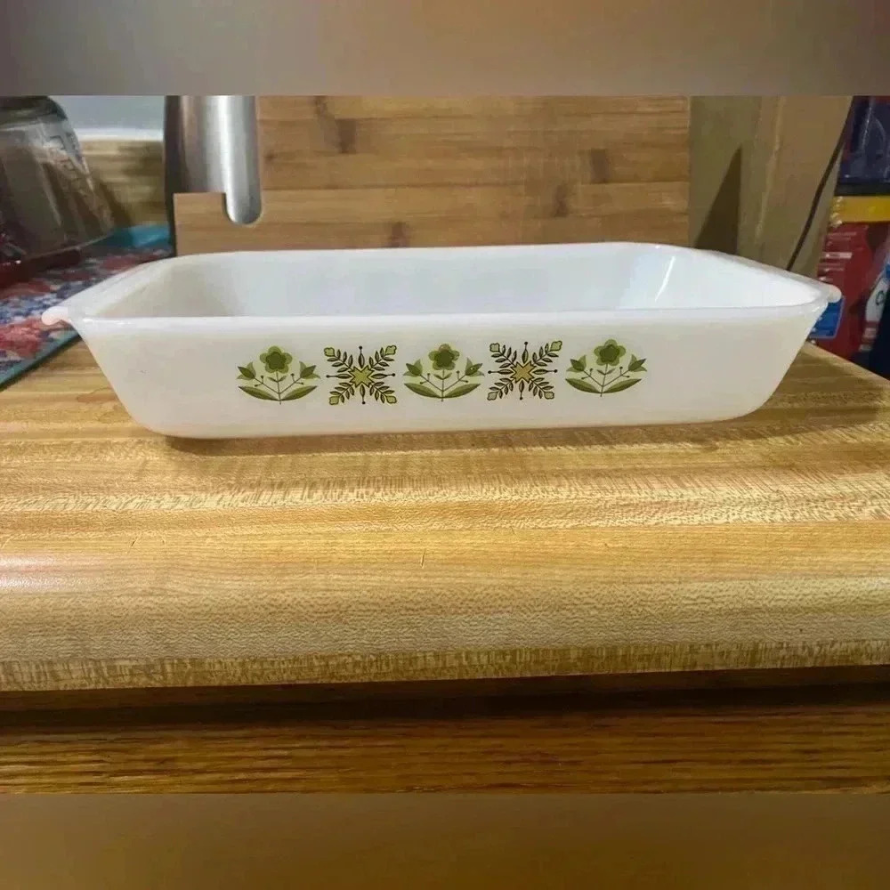 Fire King Green Meadow Pattern 432 Milk‎ Glass 1.5 Qt Baking Casserole Dish